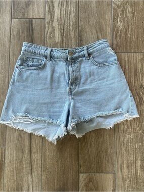 H&M Light Wash Frayed Hem Denim Shorts - Women size 8
